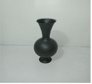 Beau vase à fleurs en métal enduit de poudre avec une superbe finition vieillie pour un décor élégant et classique - Product Image 1