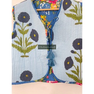 Vente en gros de manteau d'hiver réversible fait à la main en coton avec dentelle à imprimé floral matelassé sans manches style hipster gilet pour femmes - Product Image 3
