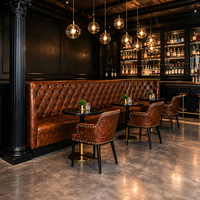 Banquette en cuir capitonnée à dossier haut, sièges de bar à cocktails, tables et chaises rondes de bistrot pour restaurant et club