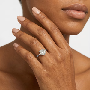 Anillo de Compromiso de Tres Piedras con Diamante Cultivado en Laboratorio de Corte Radiante de 2.50 CTW, Certificado IGI, Oro Sólido de 14K - Product Image 4