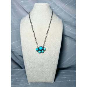 Collar Navajo Hecho a Mano con Turquesa Mixta y Plata de Ley, Obra Coleccionable Cultural - Product Image 3