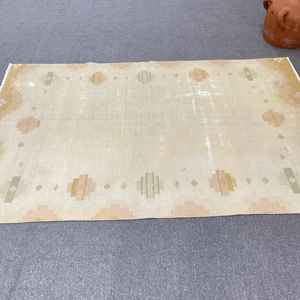 Alfombra Vintage de 4.5x7 pies (138x213 cm), Alfombra Turca con Estampado Animal Beige - Product Image 2