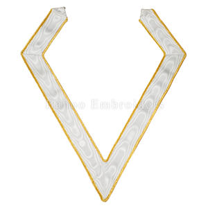 Collarette de 32e degré ROSE CROIX avec bordure en ruban rouge et garniture argentée sur les deux extrémités, et broderies HOOK BAHOO – Vêtement liturgique - Product Image 3