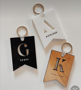 Llavero de acrílico duradero personalizado con tema de anime, llavero elegante único, opciones de grabado personalizado para regalos - Product Image 1