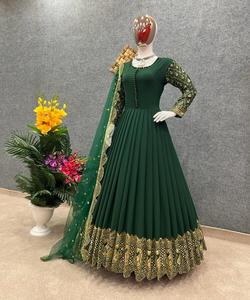 Mariage pakistanais mariée Lehenga Choli pour femme en lavande avec chemisier de travail Sezy Heavy Mirror et velours Chunni - Product Image 6