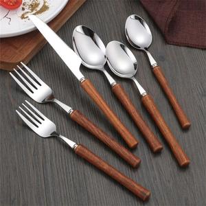 Couverts modernes et élégants en acier et en bois qui combinent sans effort fonctionnalité et attrait esthétique - Product Image 2