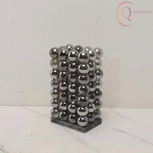 Vase à fleurs en métal artisanal avec un design artistique, parfait pour ajouter de l'élégance et du charme aux espaces intérieurs - Product Image 4