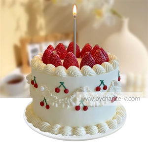 Délicieux faux gâteau aux fraises idéal pour les décorations de table de mariage et les accessoires de photographie - Product Image 2