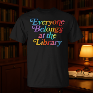 T-shirt per appassionati di libri e bibliofili con la scritta 'Ogni persona appartiene alla biblioteca' - Product Image 1