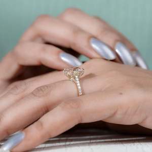 แหวนหมั้นเพชรชมพูทรงรัศมี ประดับเพชรแบบซ่อนรอบวง พร้อมวงแหวนแบบ Pave Band ได้รับการรับรองจาก IGI - Product Image 6