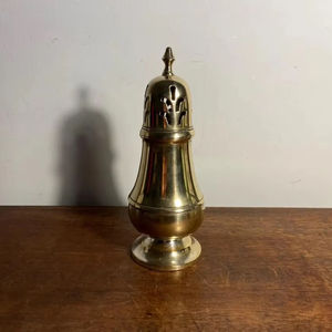 Ensemble de salières en laiton d'aspect moderne avec forme fonctionnelle et finition brillante, parfait pour les dîners et les repas de tous les jours - Product Image 1