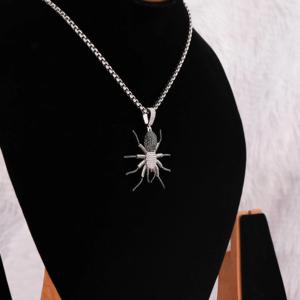 Pendentif en moissanite glacé de style hip-hop personnalisé en forme d'araignée, fait à la main, brillant - Product Image 4