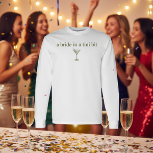 Maglietta a Maniche Lunghe per Futura Sposa, T-Shirt Promozionale per Addio al Nubilato con Design 'Tiny Bit Bride' - Product Image 3