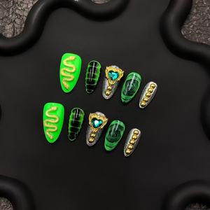 Luxury Chic Aura Short Coffin Green Press-On Set Uñas postizas francesas hechas a mano con puntas largas y patrón cuadrado - Product Image 3