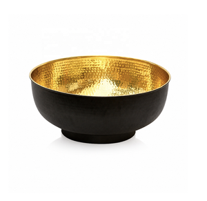 Bol rond en métal avec intérieur martelé doré et extérieur noir - Product Image 1