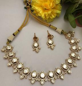 Ensemble collier et boucles d'oreilles classiques en moissanite plaqué or de qualité supérieure, idéal pour les mariages, les fiançailles et les soirées. - Product Image 1