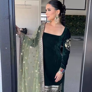 Conjunto de Fiesta de Terciopelo Viscosa con Diseño de Alta Costura: Top-Dupatta y Pantalón Completamente Cosido - Product Image 1