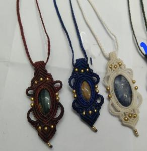 Collares de cuentas gruesas de resina hechos a medida en varios tamaños de colores adecuados para la reventa por tiendas de accesorios de moda en piedra negra - Product Image 3