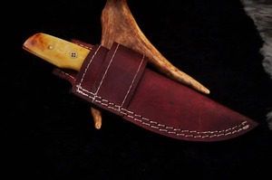 Cuchillo de caza de acero de Damasco hecho a mano, diseño personalizado con Funda de cuero natural y mango de hueso compatible con OEM - Product Image 4