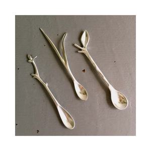 Cuillère miniature personnalisable pour enfants, robuste et élégante, plaquée or, avec manche en forme de brindille ou de feuille, cuillère à salade - Product Image 1