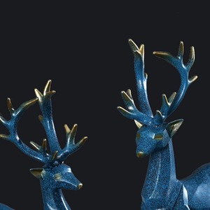 Charmante Figurine de renne finie bleue Ornement de table moderne Idéal pour le bureau de Noël ou les cadeaux saisonniers - Product Image 3