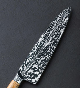 Cuchillo Kiritsuke Japonés Hecho a Mano de Acero al Carbono Forjado y Acero de Damasco con Mango de Resina de Ébano y Caja de Regalo - Product Image 6