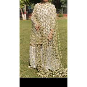 Voile de mariée long style Merram Sheesh Pushida avec appliques en dentelle perlée et sequins pour mariages et fêtes - Product Image 3