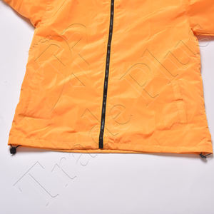 Chubasquero con capucha y logotipo personalizado OEM, cómodo, impermeable, a prueba de viento, chaqueta unisex para exteriores, chaqueta transpirable, chubasqueros - Product Image 4