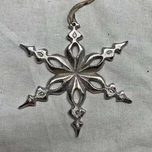 Flocon de neige en métal galvanisé en forme de fleur fabriqué à la main facile à suspendre sans rouille argent poli décoration de Noël flocon de neige suspendu - Product Image 6