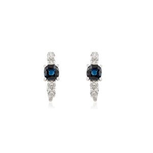 Pendientes de Aro de Oro Blanco K14 con Zafiro Azul en Forma de Cojín de 5x5 mm y Diamantes, Joyería de Moda para Bodas, Fabricante de Joyería al por Mayor - Product Image 1