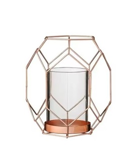 เก๋ไก๋และไร้กาลเวลาที่วางเชิงเทียนโลหะนี้ช่วยยกระดับการตกแต่งของคุณด้วยแสงเทียนสีทอง - Product Image 2