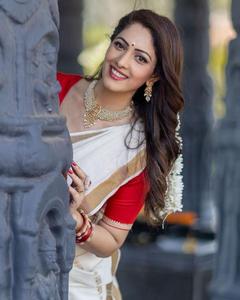 ซื้อผ้าส่าหรีผ้าฝ้ายเนื้อนุ่มสีขาวแบบดั้งเดิมออนไลน์ จ่ายเงินปลายทาง - Product Image 1