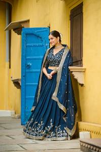 Nouvel ensemble de lehenga choli et de blouse en soie Vichitra orné de paillettes, conçu par des designers, pour les mariages et Diwali - Product Image 3