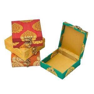 Caja decorativa de brocado Shagun Laddo, joyero para bodas Holi, regalos de devolución y caja de sobre de dinero para ocasiones especiales para invitados - Product Image 1