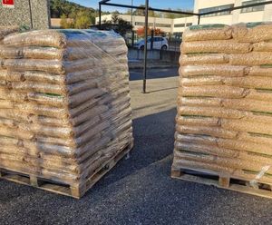 Pellets de Madera de Alta Calidad, Origen DE, Diámetro de 6 mm/8 mm, 4200 Calorías, Combustible de Ceniza - Product Image 1