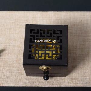 Quemador de incienso de madera negra de forma cuadrada, soporte decorativo hecho a mano para Barra de Aroma para meditación y uso de fragancia en el hogar - Product Image 3