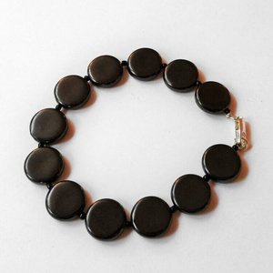 Bracelet en shungite 12 mois avec 12 perles plates rondes polies de 0,55 po (14 mm) avec perles noires, taille 16-17 - Product Image 1