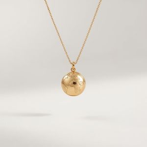 จี้ทรงโลกทองคำ 18K สำหรับผู้หญิง เครื่องประดับทองคำแท้ ทองรีไซเคิลอย่างยั่งยืน เครื่องประดับทันสมัย ผู้ผลิต OEM ประเทศไทย - Product Image 1