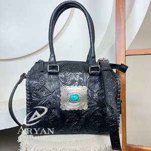 Sacs rapides en cuir de vache usinés à la main personnalisés de qualité supérieure sac polochon de voyage de mode de luxe sac de transport moyen de nuit pour les femmes - Product Image 1