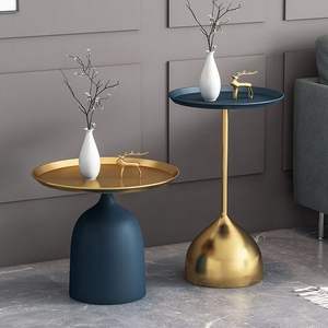 Table basse de luxe en métal doré d'excellente qualité avec étagère de rangement pour le hall du salon ou les commerces de détail disponibles à la vente - Product Image 1