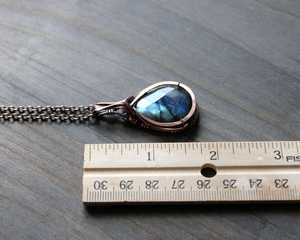Colgante de labradorita inspirado en Elven, collar de cristal envuelto en alambre hecho a mano en arte portátil de cobre antiguo - Product Image 4