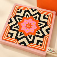 The Lucky Tiles Tapis de Mahjong Américain, Nappe Carrée Orange Rose à Motif Géométrique pour Soirée Jeu, Accessoire de Table au Design Unique