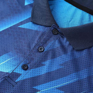 Polo de performance pour homme |   Impression par sublimation géométrique en zigzag bleu et marine |   Haut de sport d'équipe respirant et évacuant l'humidité - Product Image 4