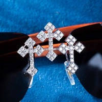 Lunettes de soleil élégantes en argent de luxe avec un nœud scintillant en pierre de moissanite, mode unique, lunettes de soleil parfaites pour les fêtes et les tenues décontractées
