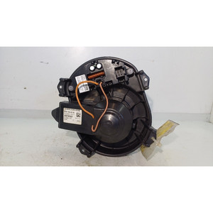 MERCEDES Clase A W176 Serie AMG A2469064100 607951 (K9K) diésel 1461 (13>) MOTOR DE VENTILACIÓN - Product Image 3