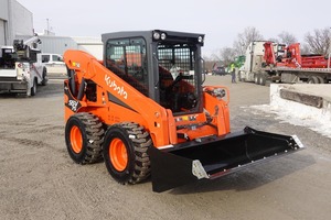 Kubota SSV75 2024, mini-chargeuse sur pneus, 74,3 ch brutes, moteur 4 cylindres, capacité de charge nominale de 2 690 lb, levage vertical, deux vitesses. - Product Image 3