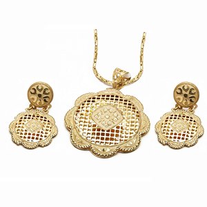 Élégant collier à pendentif en laiton plaqué or orthodoxe avec un design tendance pour les mariages - Product Image 2