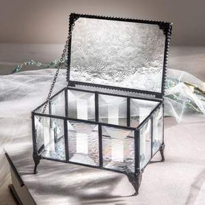 Elegante Joyero de Metal y Vidrio, Diseño Floral Hecho a Mano, Compartimentos Espaciosos, Sistema de Almacenamiento Seguro con Cierre - Product Image 1