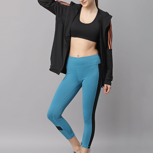 Leggings de yoga bleus personnalisés pour femmes, taille haute, avec bande latérale noire, longueur mollet, sans coutures, extensibles dans quatre directions - Product Image 4