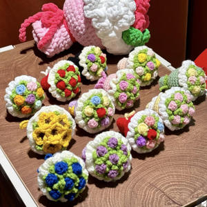 Llavero de ganchillo hecho a mano con mini colgante de ramo de flores pequeñas y bonitas para el Día del Maestro, tejido floral portátil - Product Image 2